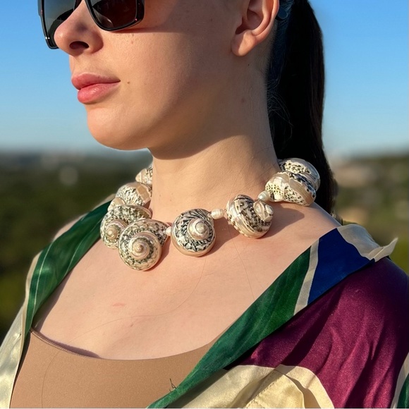 Jewelry - No brand natural pearls and shells necklace